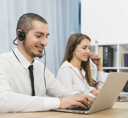 personnes-travaillant-dans-un-centre-d-appels